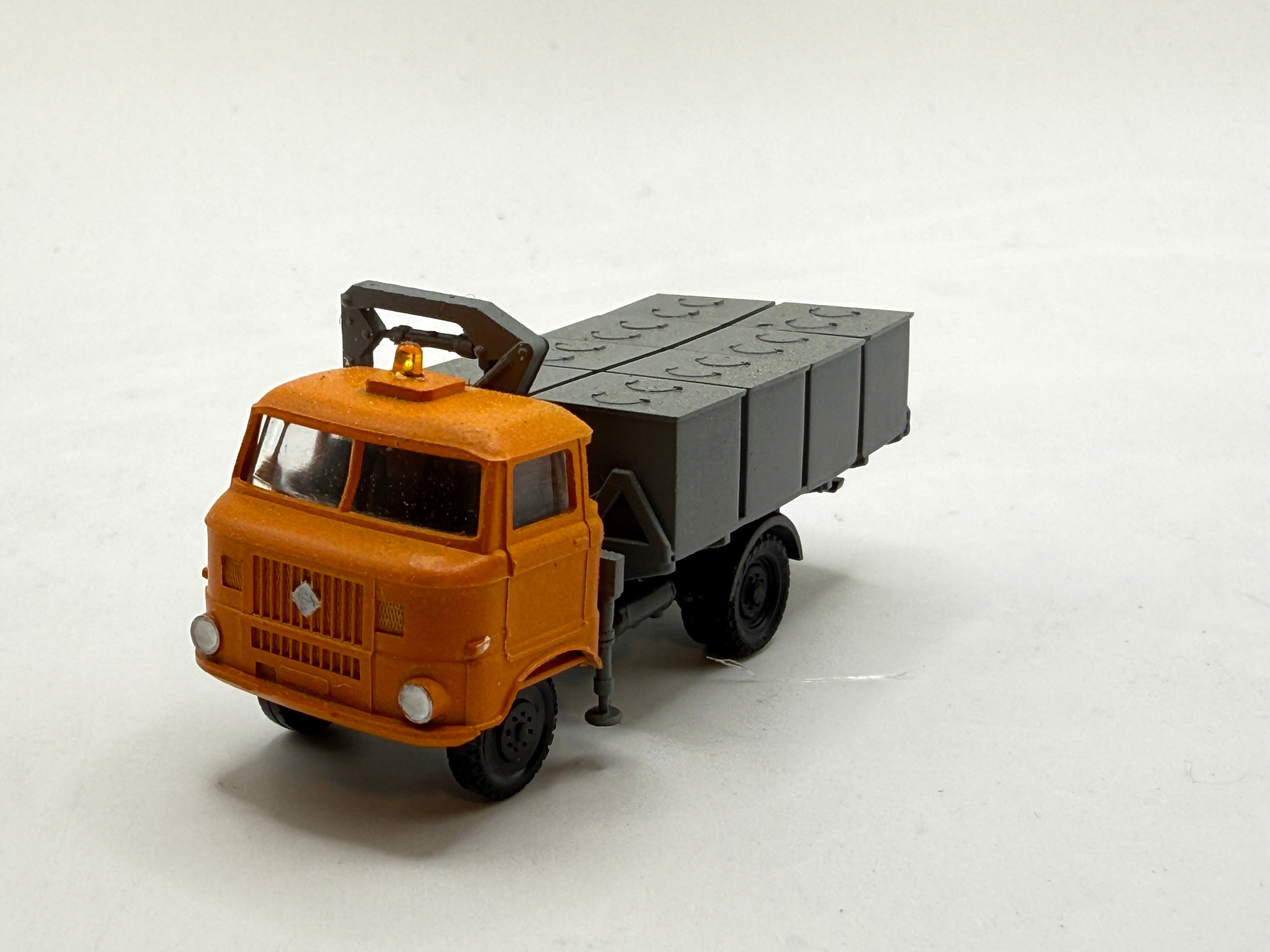 IFA W50 Müllcontainerfahrzeug und Kran – TT 1:120